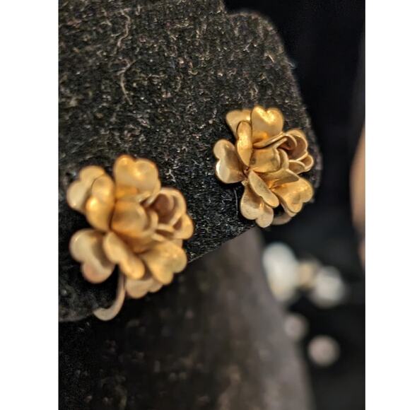 Vintage Gold Tone Floral Rose Screw Back Earrings - Picture 2 of 6